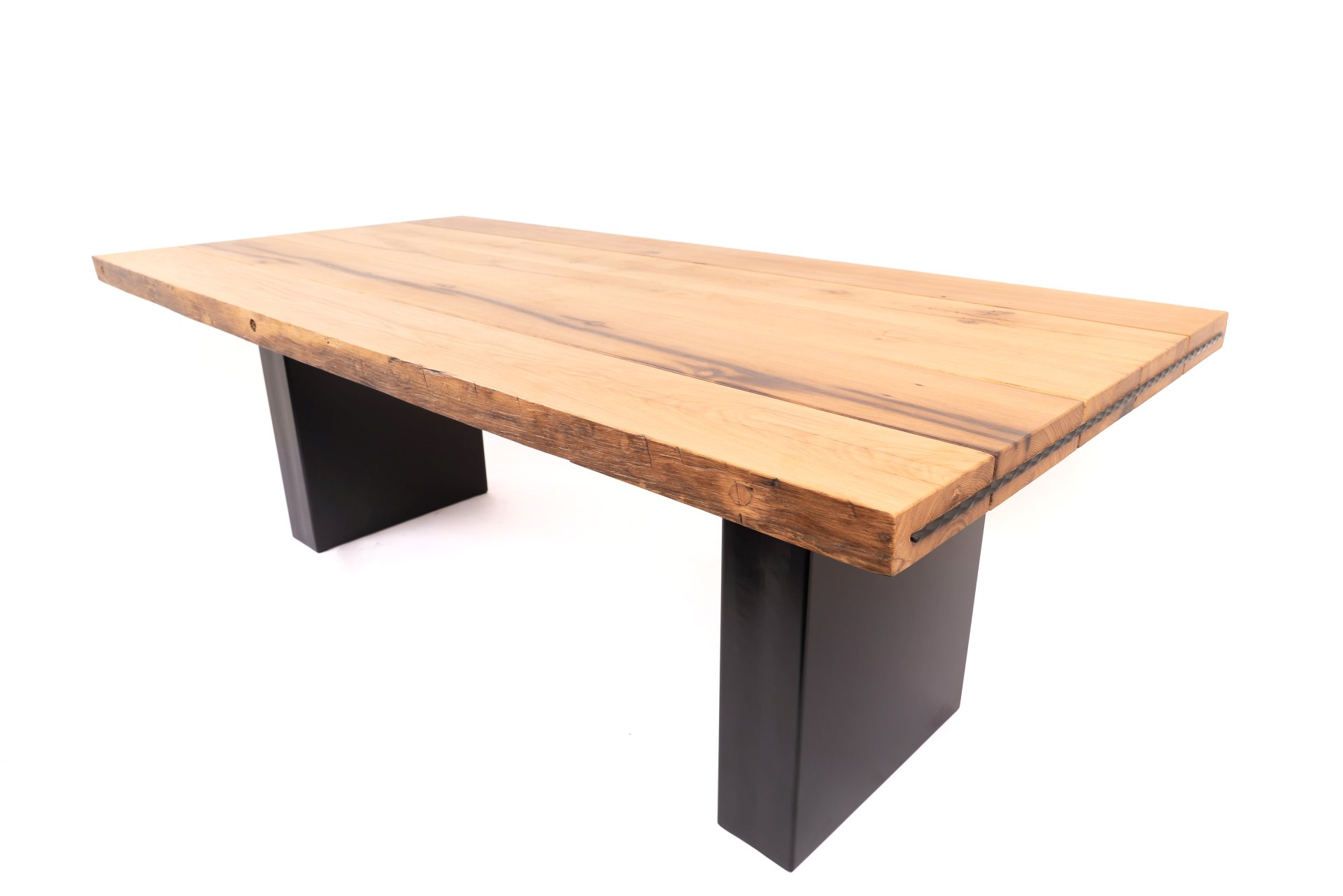 Altholztisch mit schwarz-matten Metallfüßen