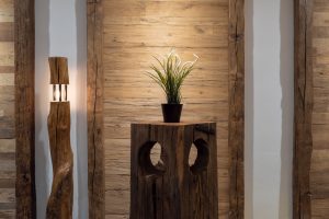 Dekohocker mit Planze und Stehlampe