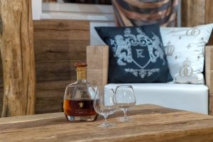 Schauraum Loungetisch mit Drink, dahinter Loungesessel