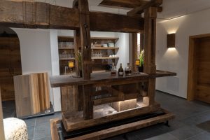 Weinpress-Theke im Schauraum