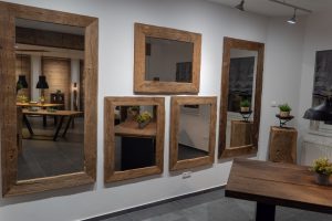 Wandspiegel im Schauraum