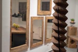 Schauraum: Vorne Spindel von Weinpresse, dahinter Spiegel