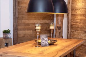 Schauraum Altholz-Tisch mit Deko